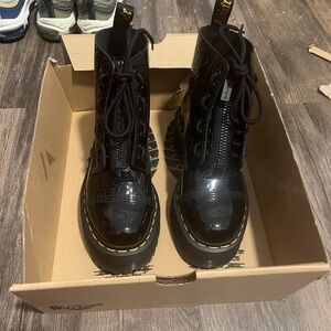 BRAND NEW NEVER WORN DR.MARTENS BOOTS